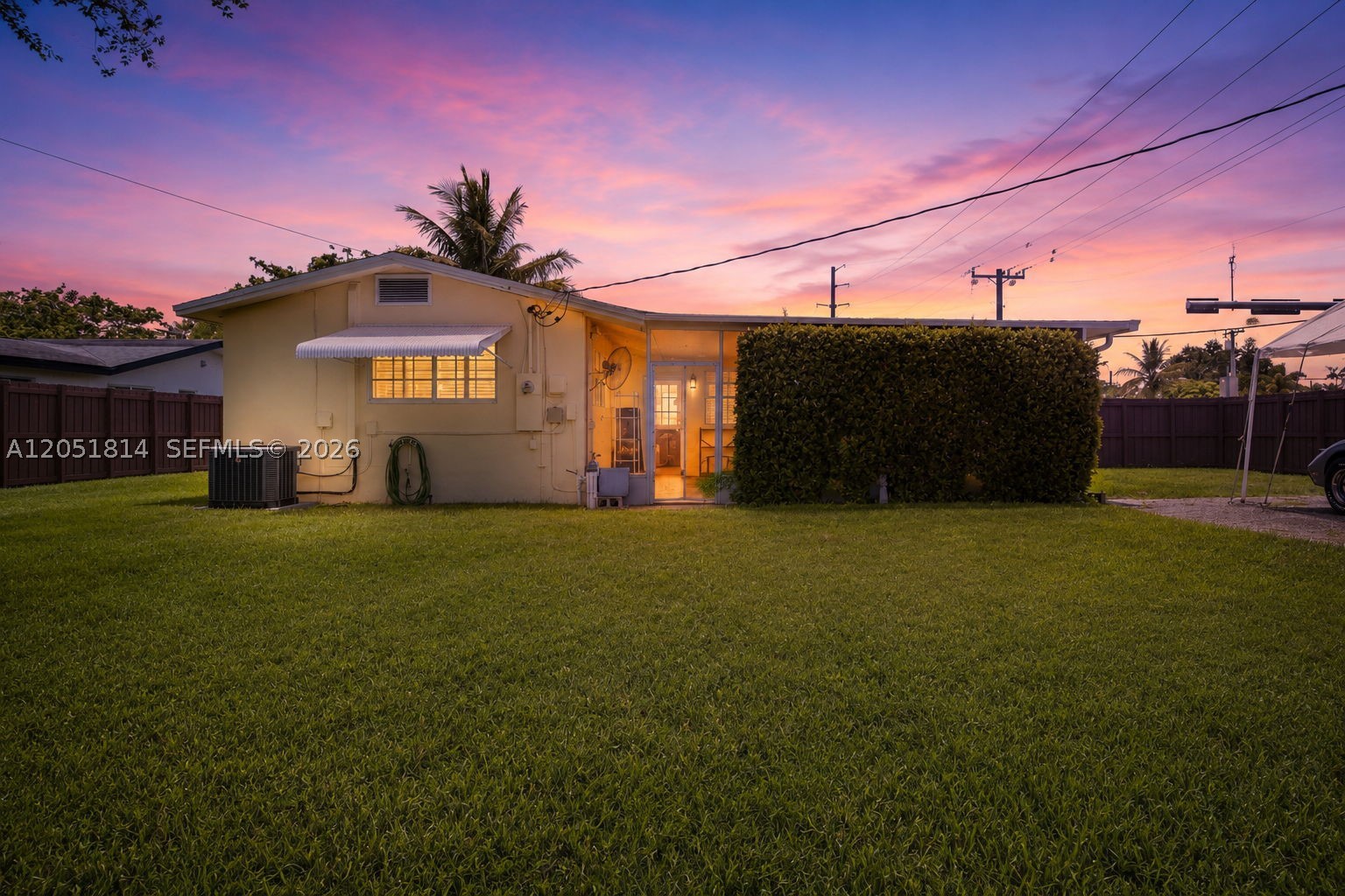 HOLLYWOOD HILLS - Residential