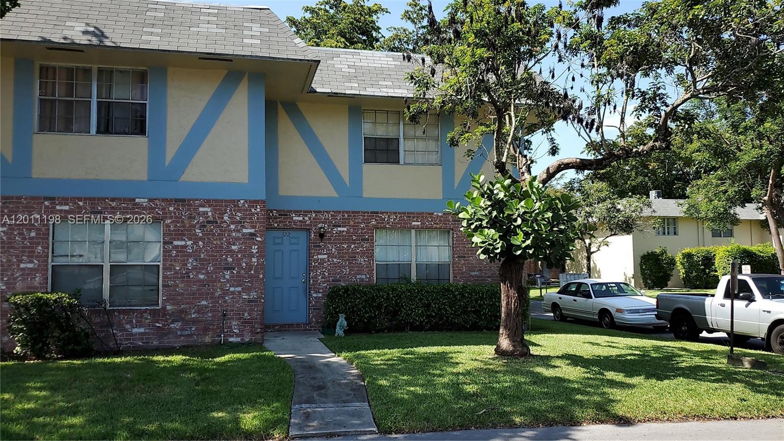 This beautiful townhouse offers a great floor plan and is well maintained. Currently occupied by a reliable, long-term tenant on a month-to-month basis, it provides the ultimate flexibility: enjoy immediate rental income or move in and make it your own.