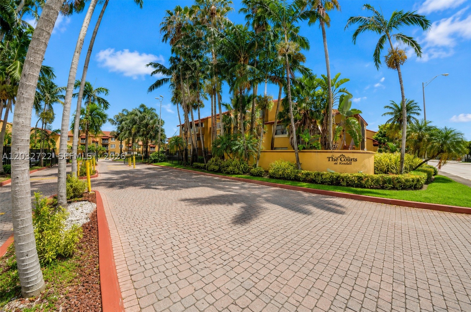 THE COURTS AT KENDALL CON - Residential
