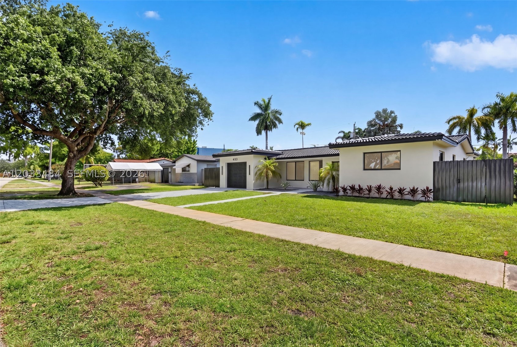HOLLYWOOD HILLS - Residential