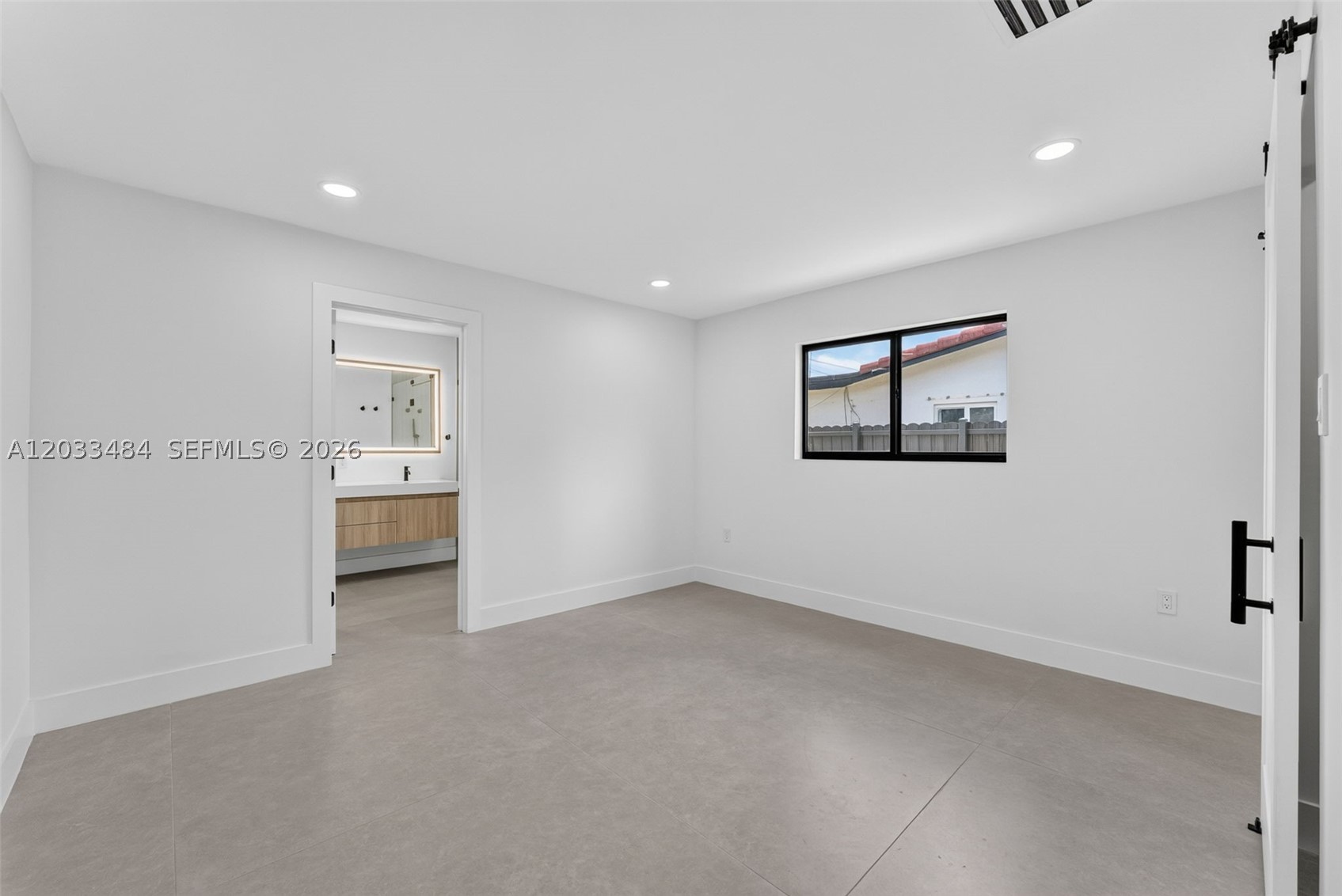 HOLLYWOOD HILLS - Residential