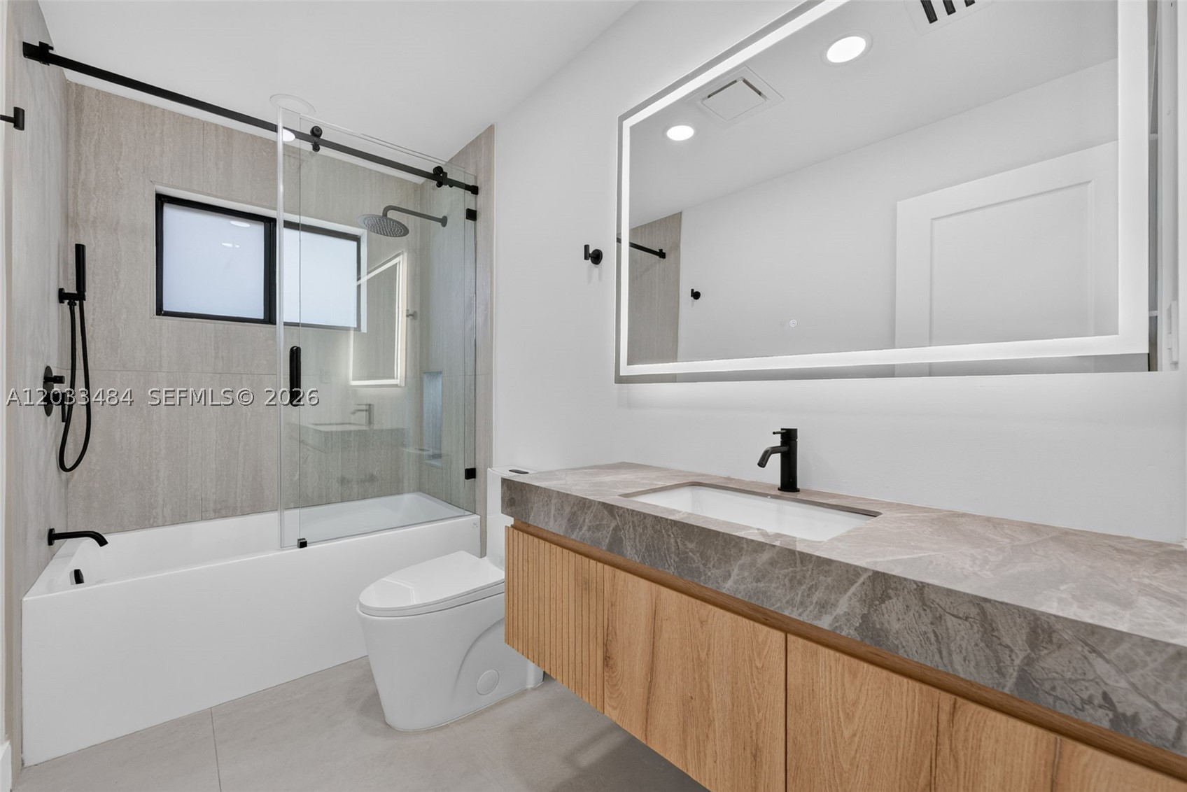 HOLLYWOOD HILLS - Residential