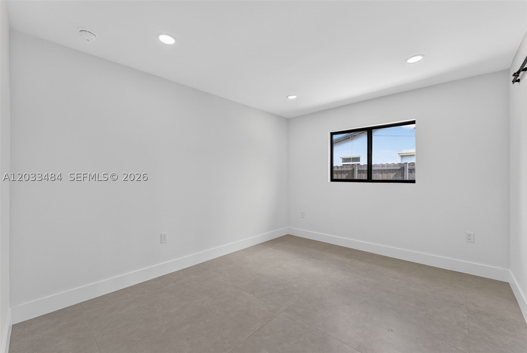 HOLLYWOOD HILLS - Residential