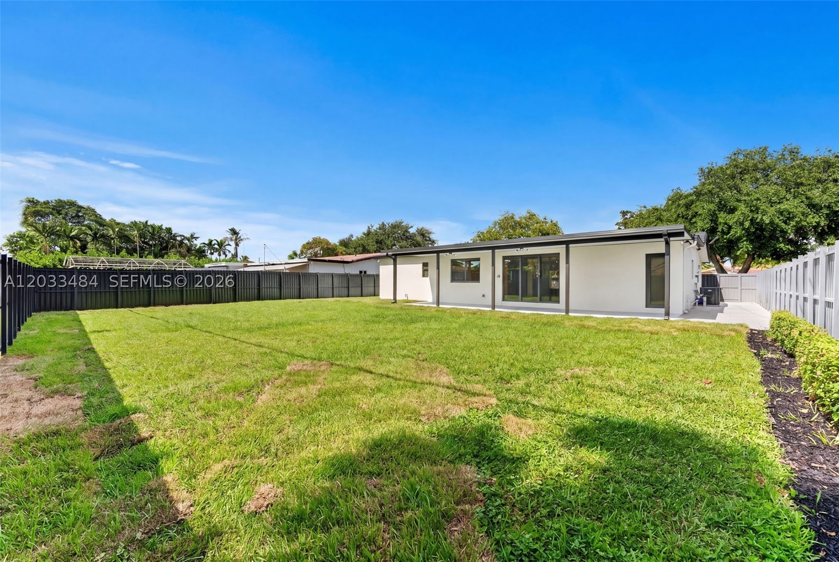 HOLLYWOOD HILLS - Residential