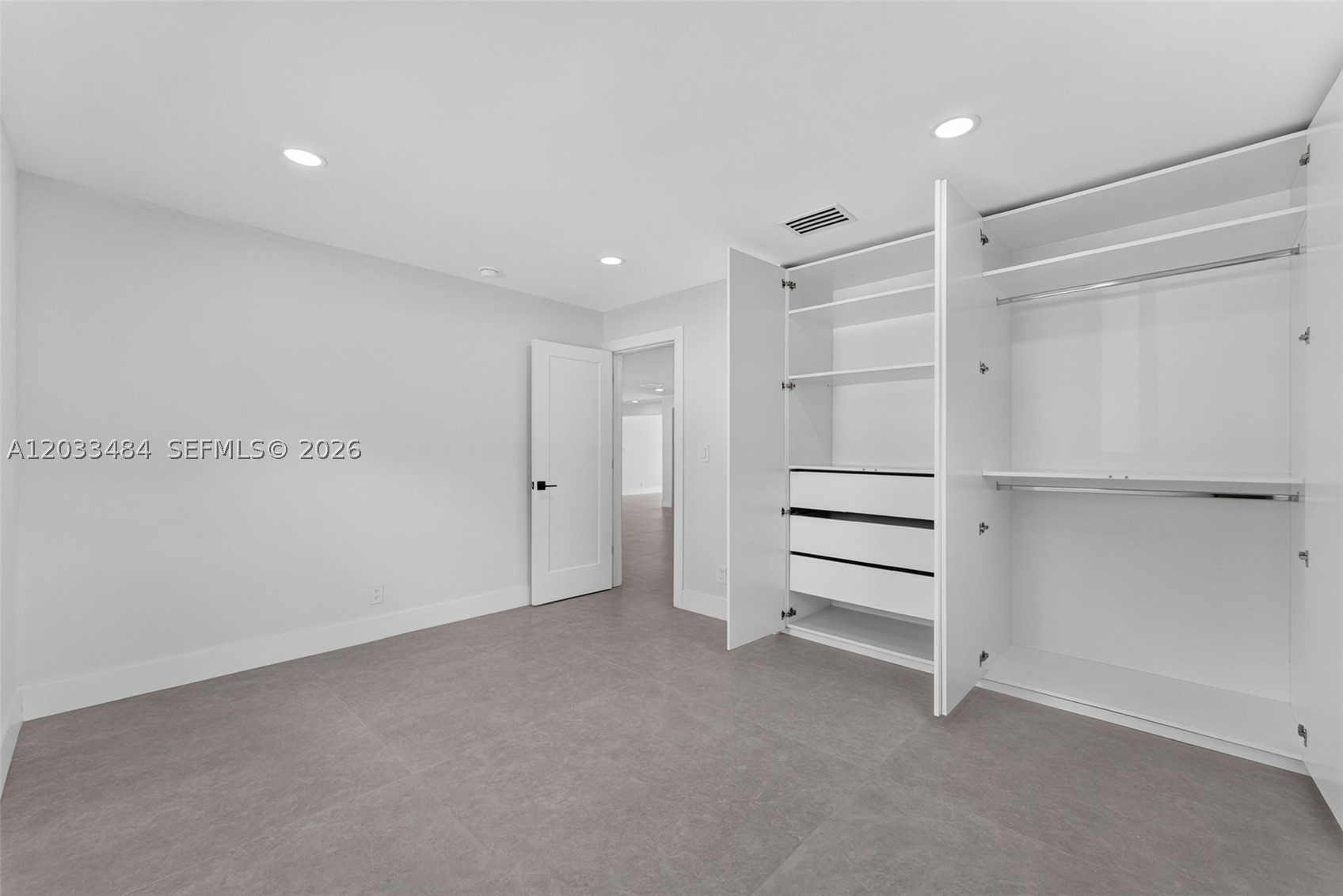 HOLLYWOOD HILLS - Residential
