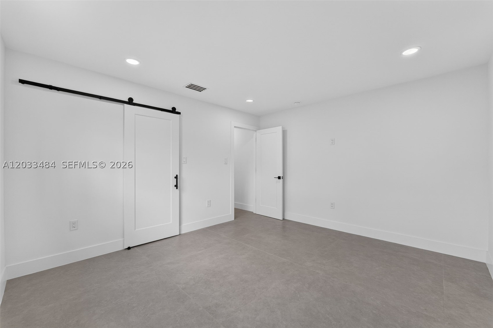 HOLLYWOOD HILLS - Residential