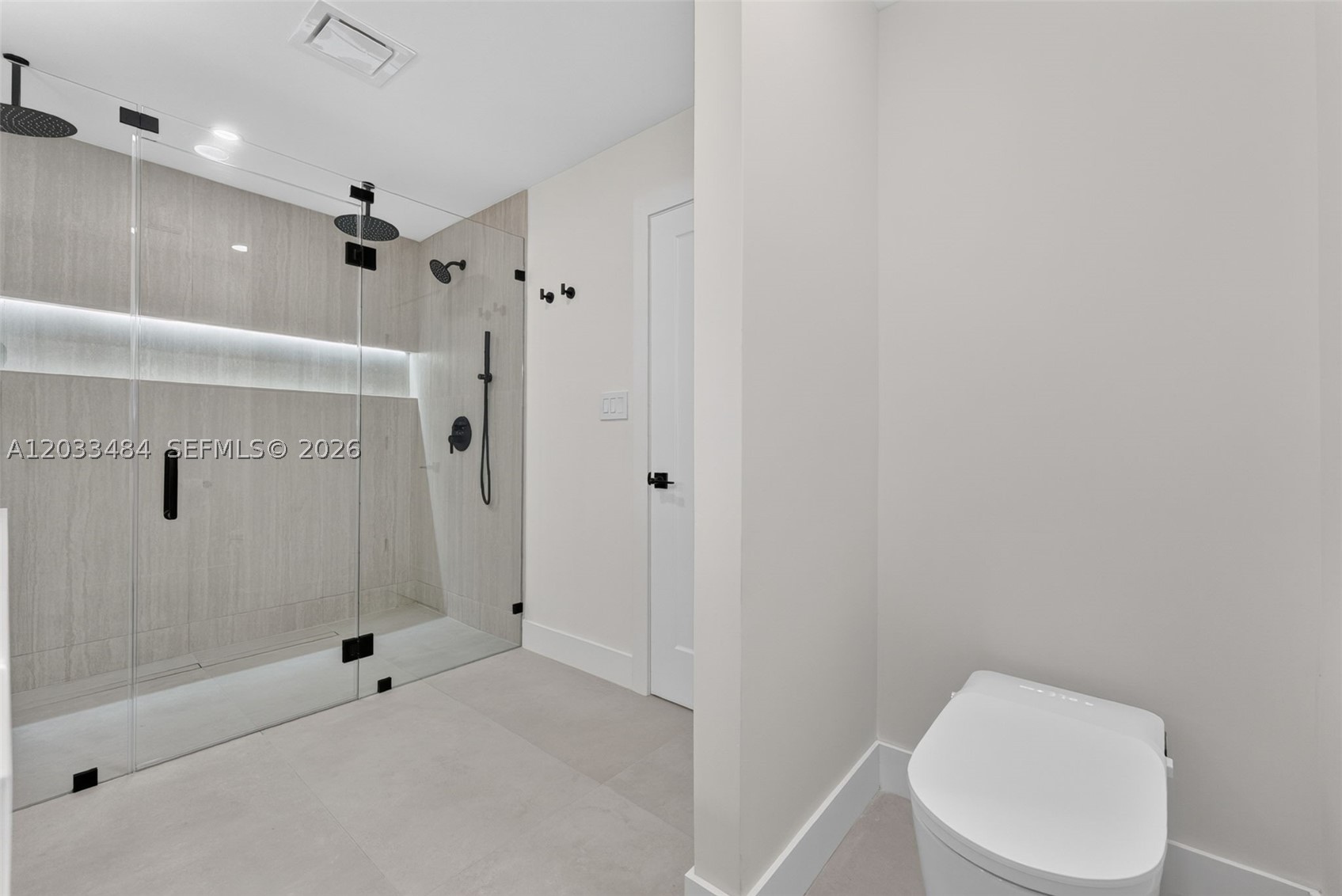 HOLLYWOOD HILLS - Residential