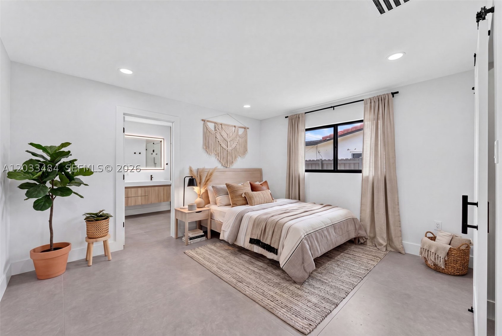 HOLLYWOOD HILLS - Residential