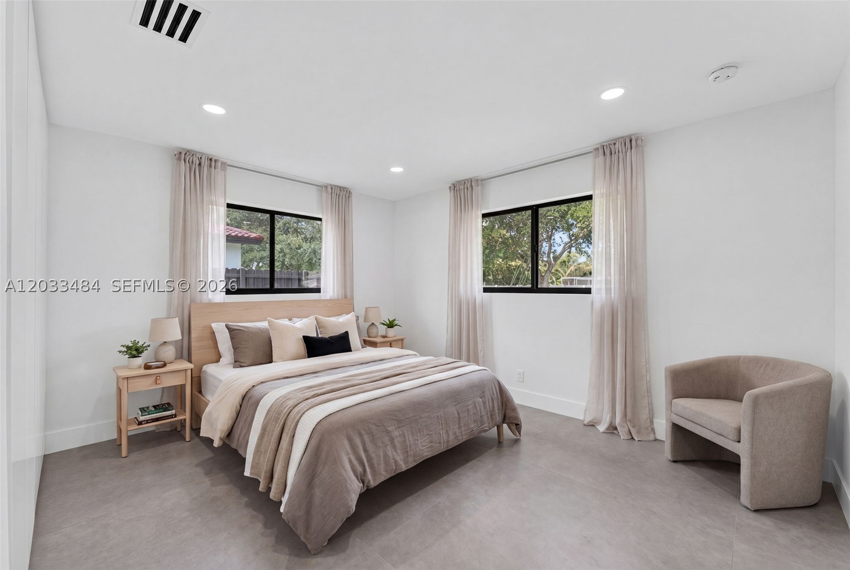 HOLLYWOOD HILLS - Residential