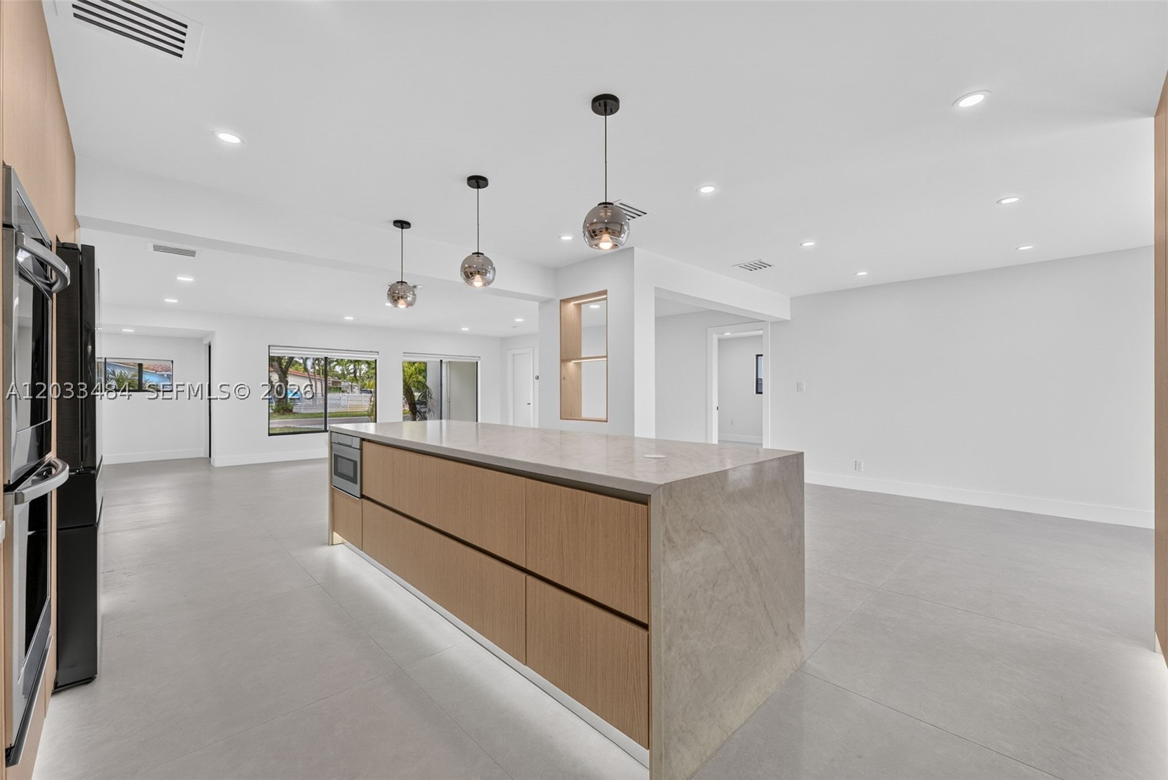 HOLLYWOOD HILLS - Residential