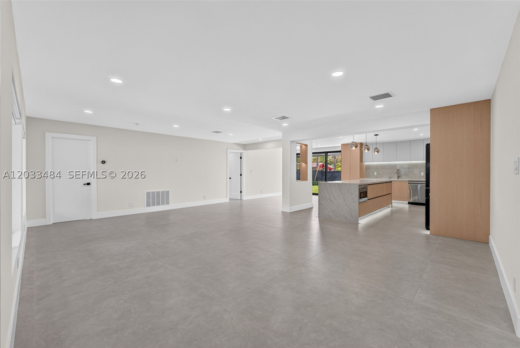 HOLLYWOOD HILLS - Residential