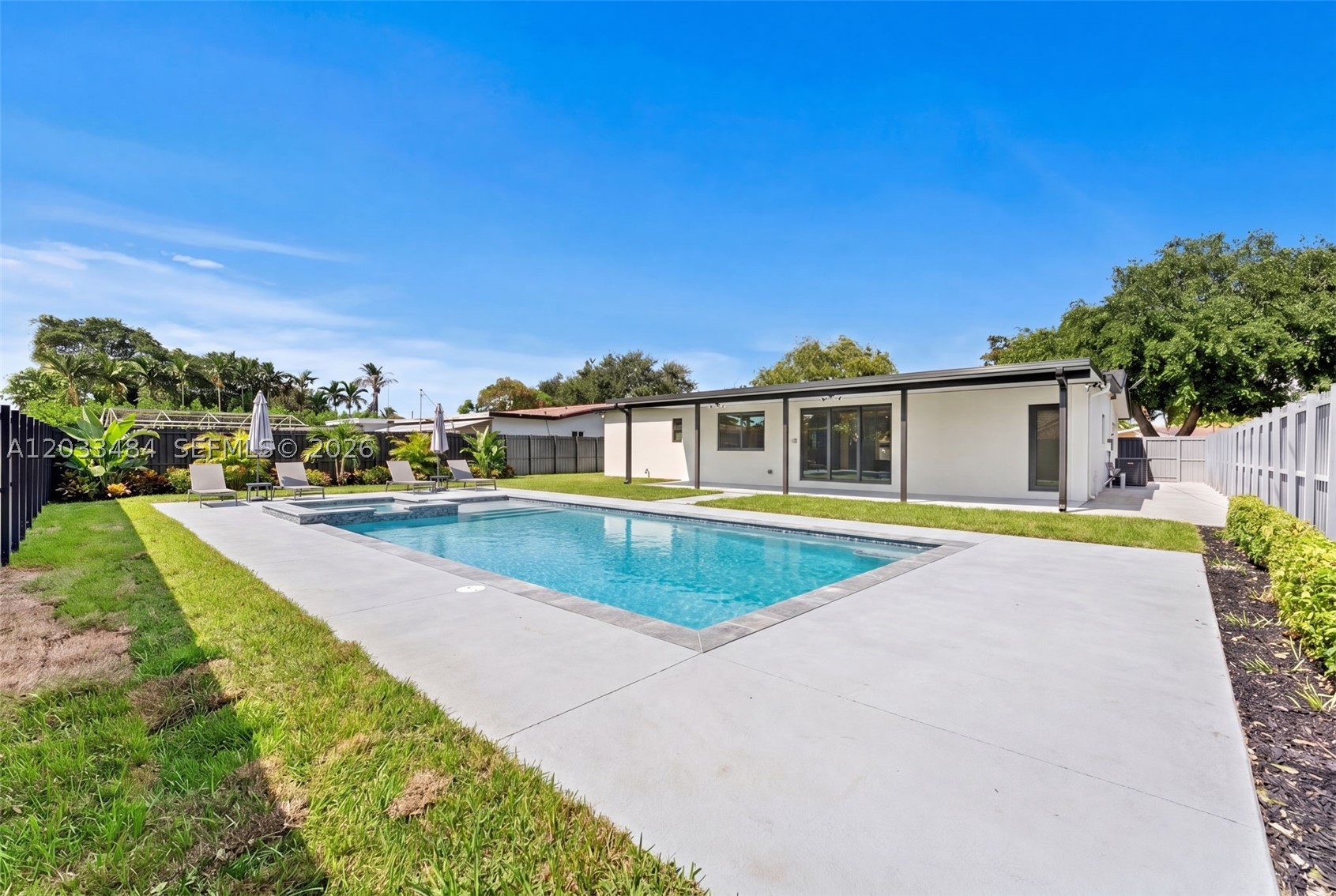 HOLLYWOOD HILLS - Residential
