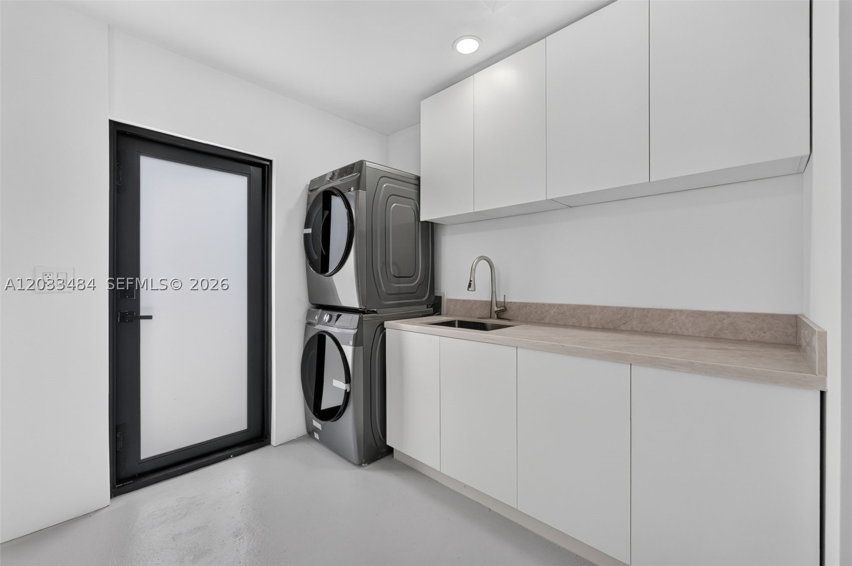 HOLLYWOOD HILLS - Residential