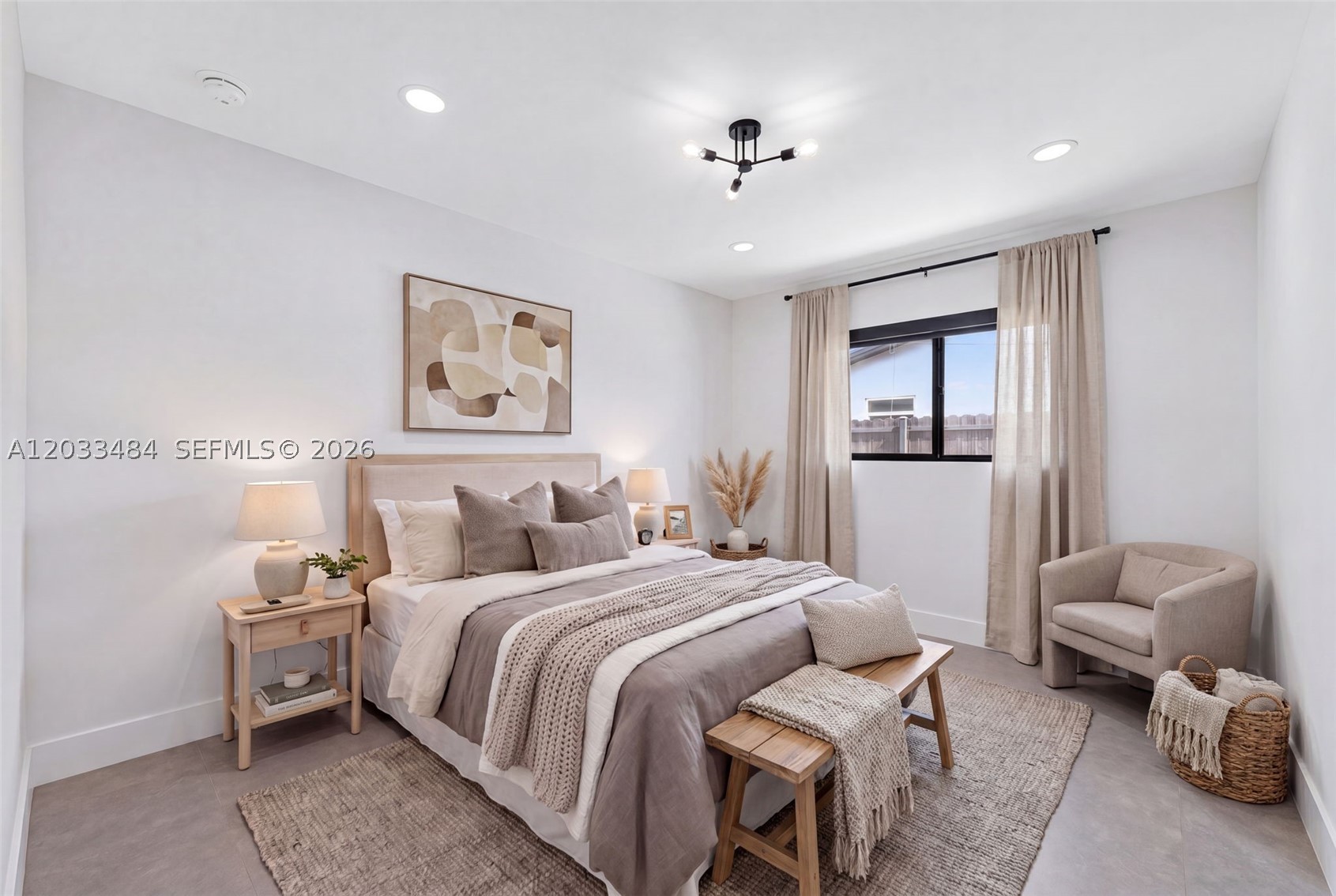 HOLLYWOOD HILLS - Residential