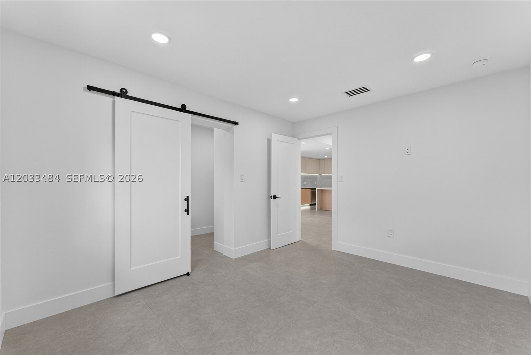 HOLLYWOOD HILLS - Residential