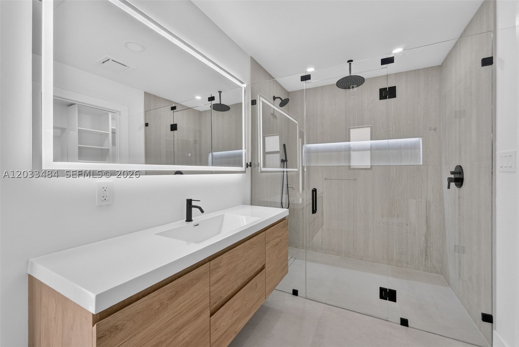 HOLLYWOOD HILLS - Residential