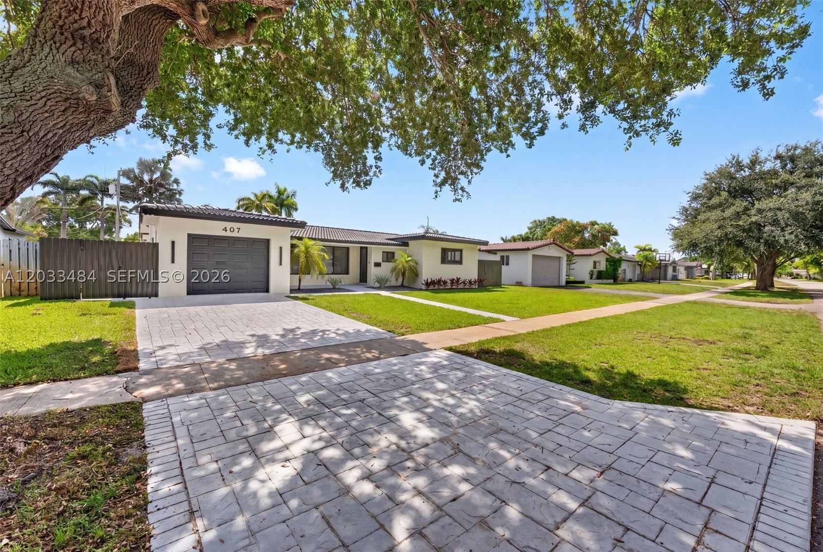 HOLLYWOOD HILLS - Residential