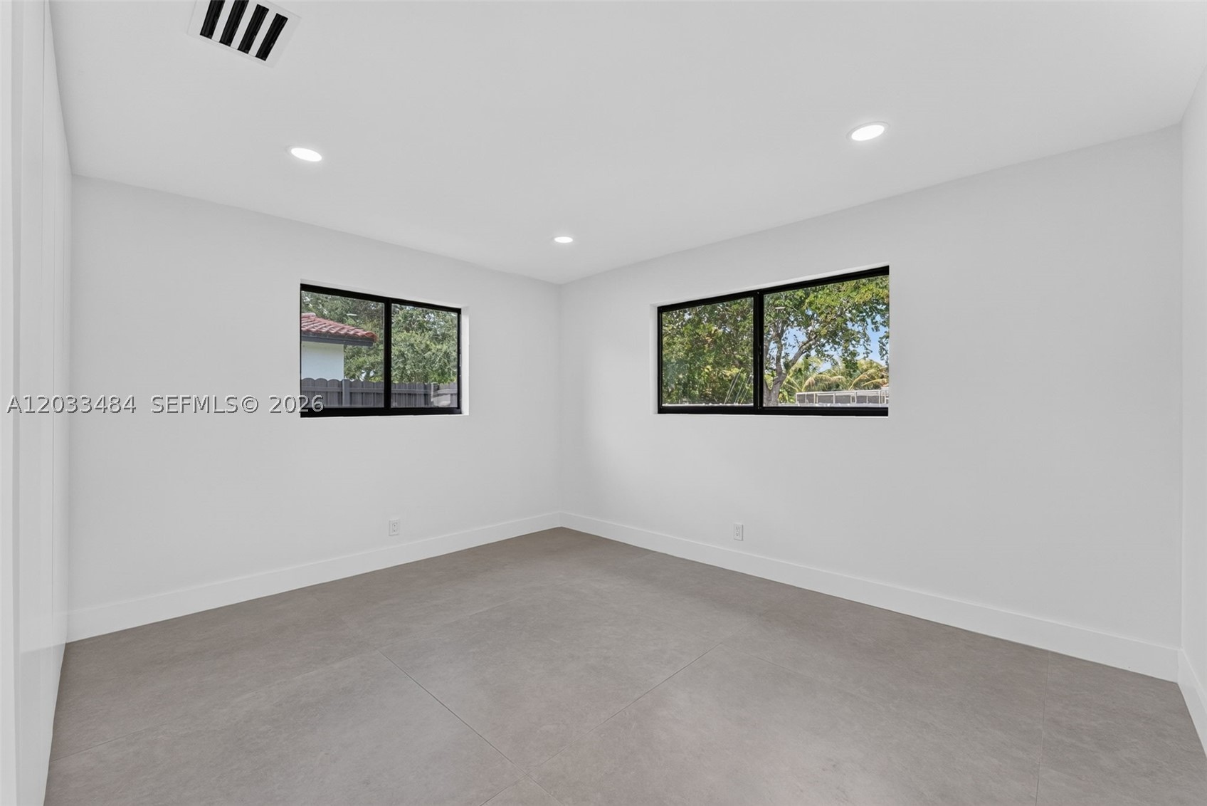 HOLLYWOOD HILLS - Residential