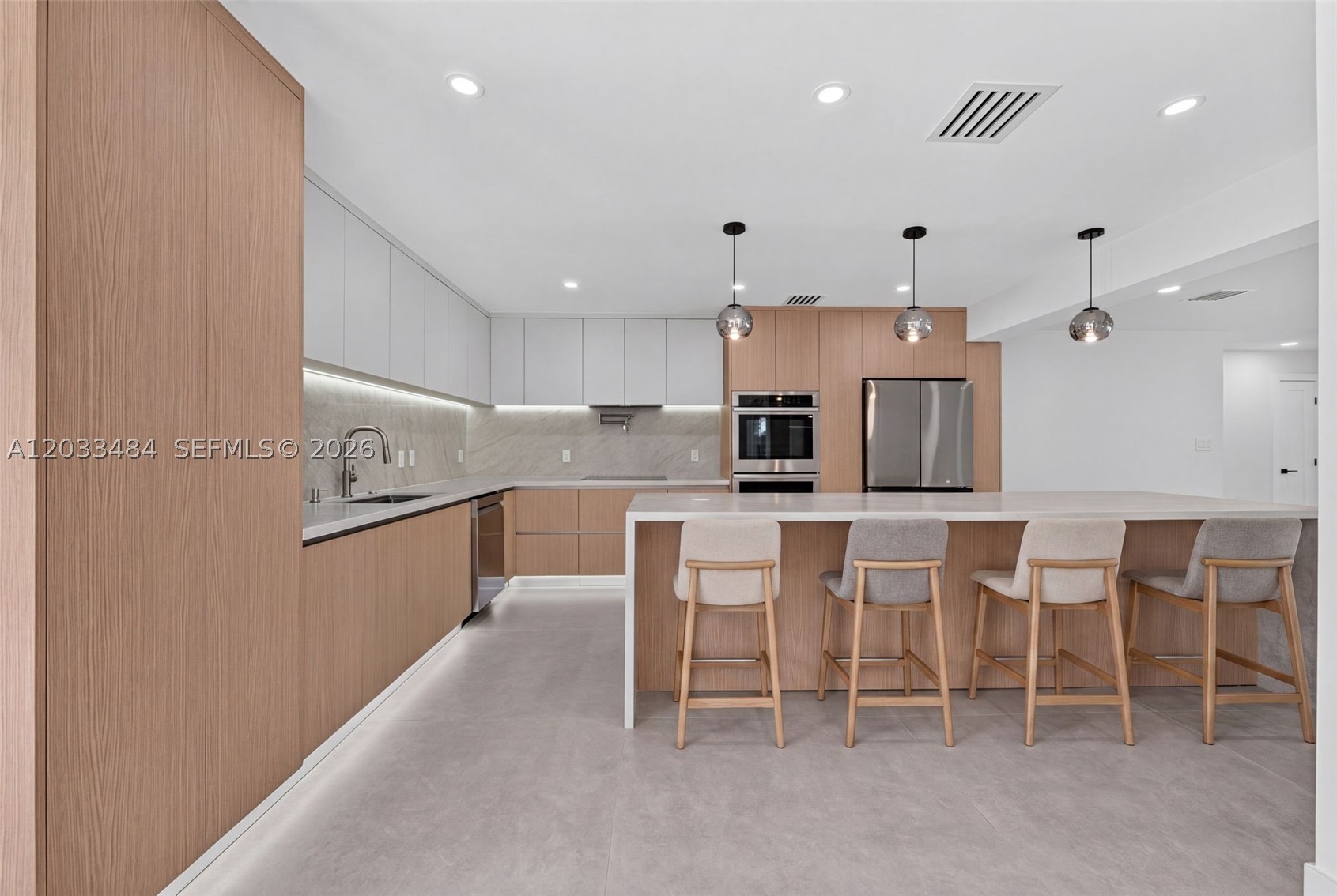 HOLLYWOOD HILLS - Residential