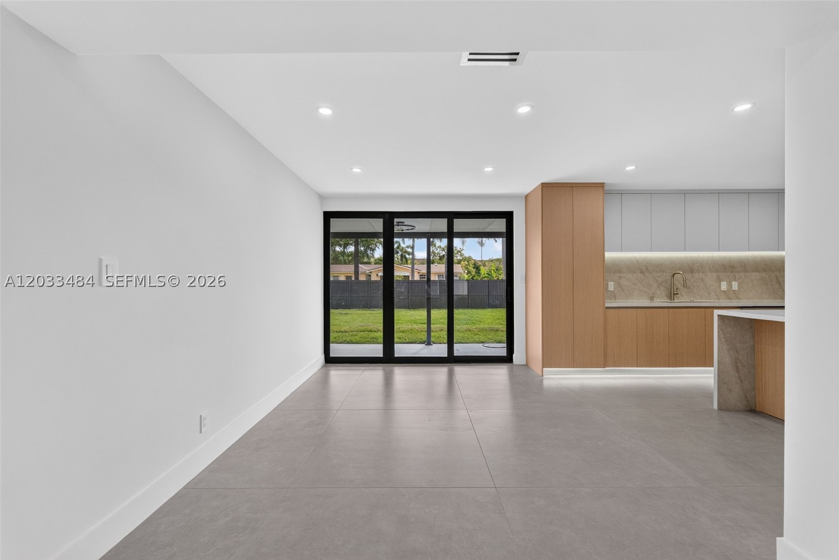 HOLLYWOOD HILLS - Residential