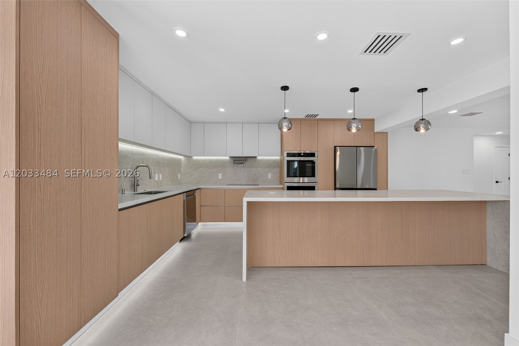 HOLLYWOOD HILLS - Residential