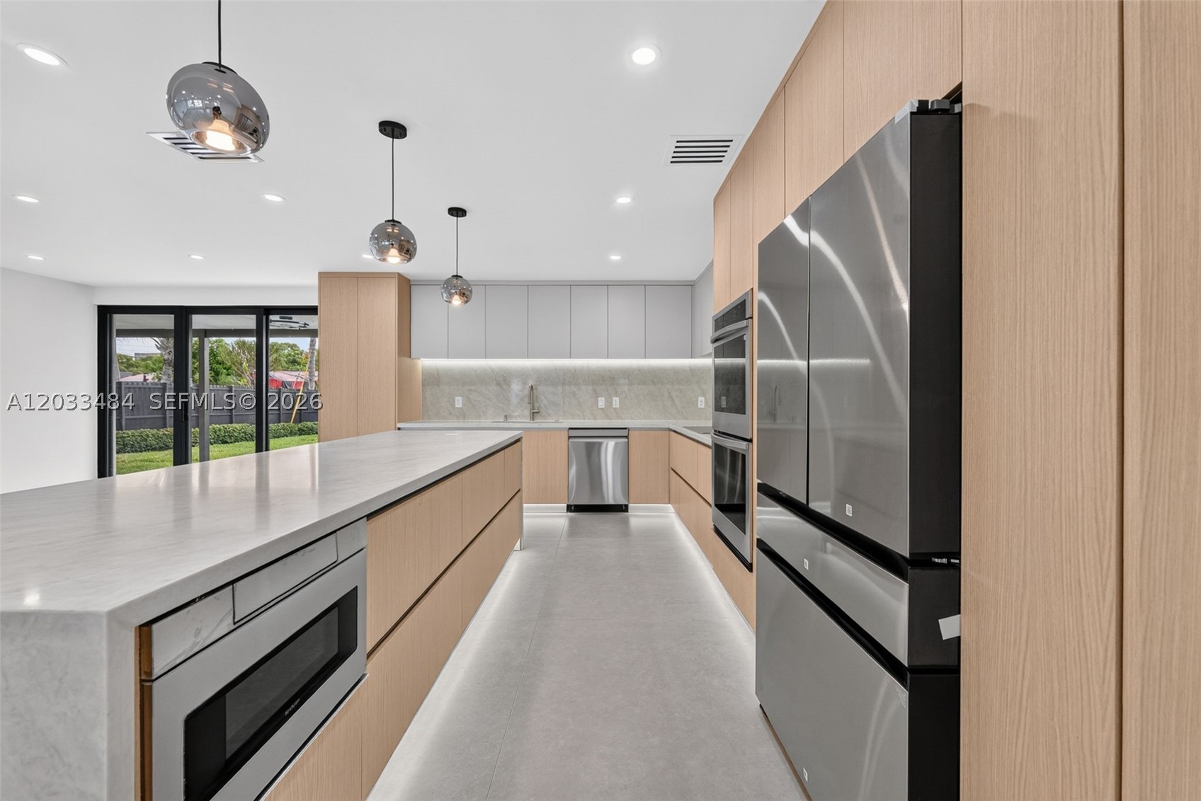 HOLLYWOOD HILLS - Residential