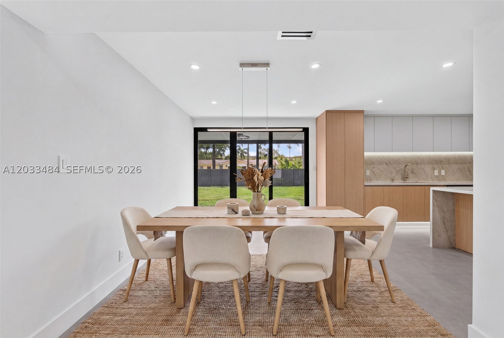 HOLLYWOOD HILLS - Residential