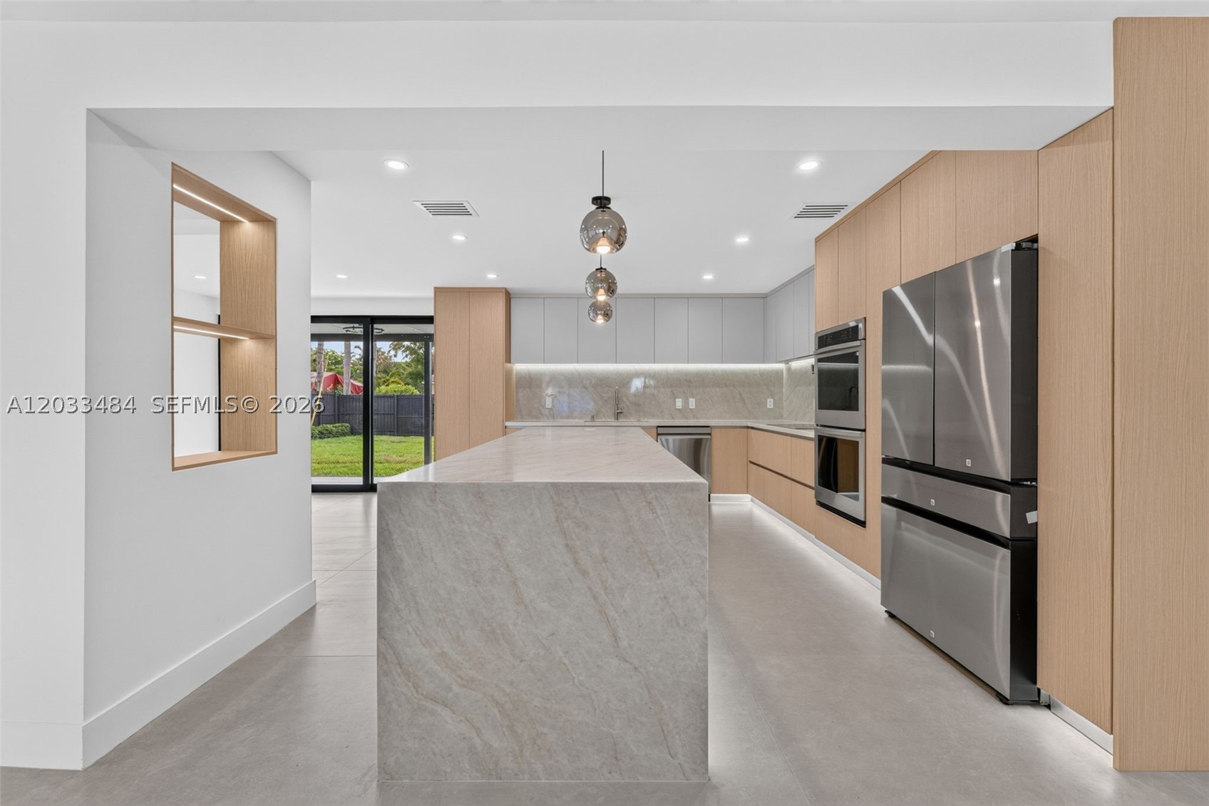 HOLLYWOOD HILLS - Residential