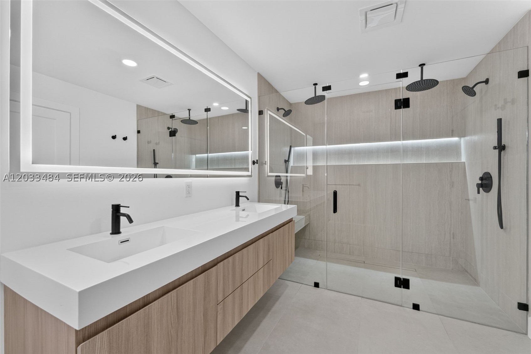 HOLLYWOOD HILLS - Residential