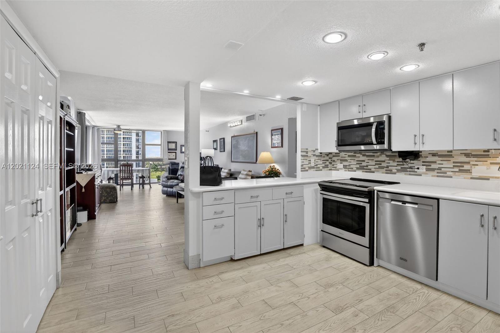 FABULOUS WATERVIEW SPACIOUS CORNER CONDO! BRAND NEW STATE OF THE ART OPEN KITCHEN. GREAT VIEWS! NEW BATHROOMS. WASHER DRYER IN UNIT. LARGE TERRACE.
Great amenities with pool, gym, jacuzzi, 24 hour guard gate & lobby concierge, valet parking, and shuttle.
