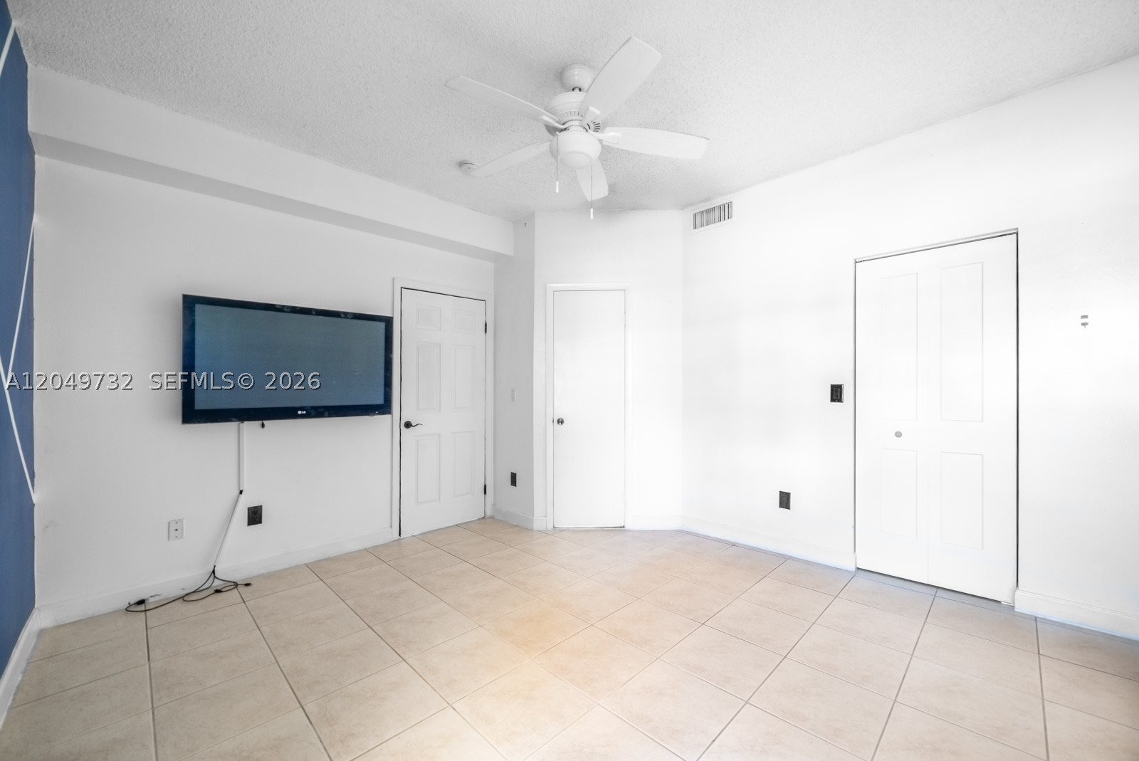 LA HACIENDA COUNTRY CLUB - Residential Lease