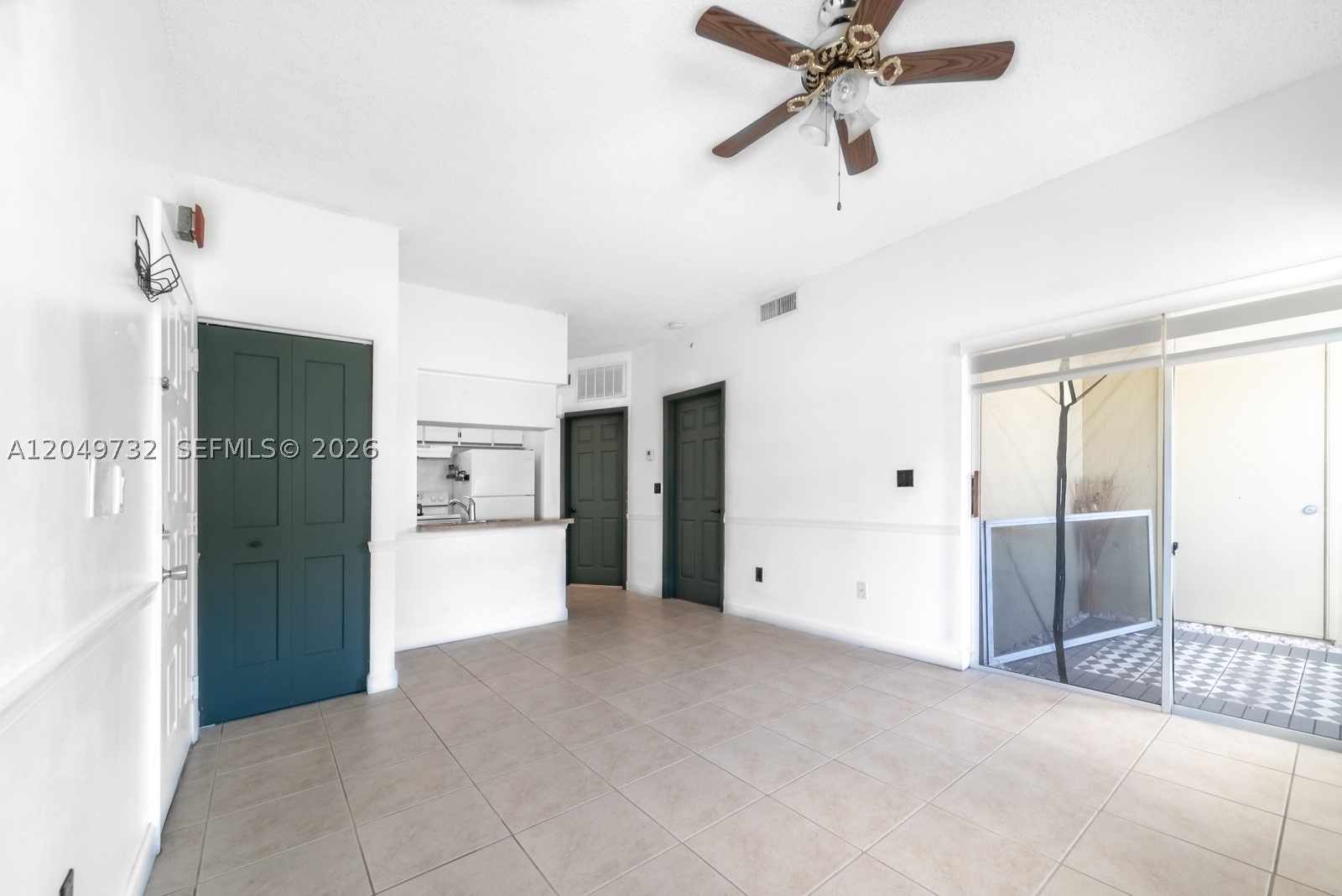 LA HACIENDA COUNTRY CLUB - Residential Lease