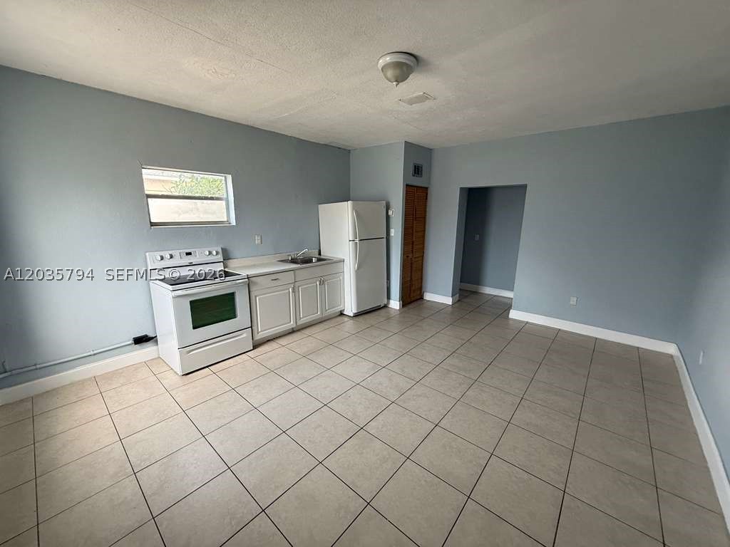 GREAT APARTMENT FOR RENT IN HOLLYWOOD, 1 BEDROOM 1 BATHROOM . 2 MONTHS TO MOVE IN!  FAST APPROVAL! WATER AND ELECTRICITY IS INCLUDED IN THE RENT! present copy of ids , employment information.