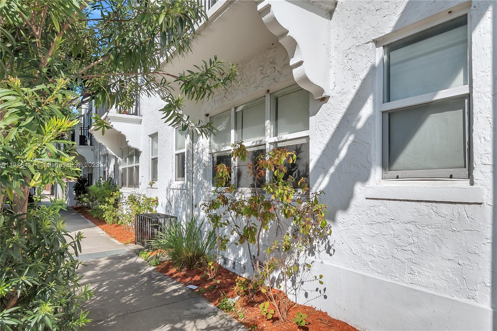 LAWRENCE ESTATE LAND CO - Residential Lease