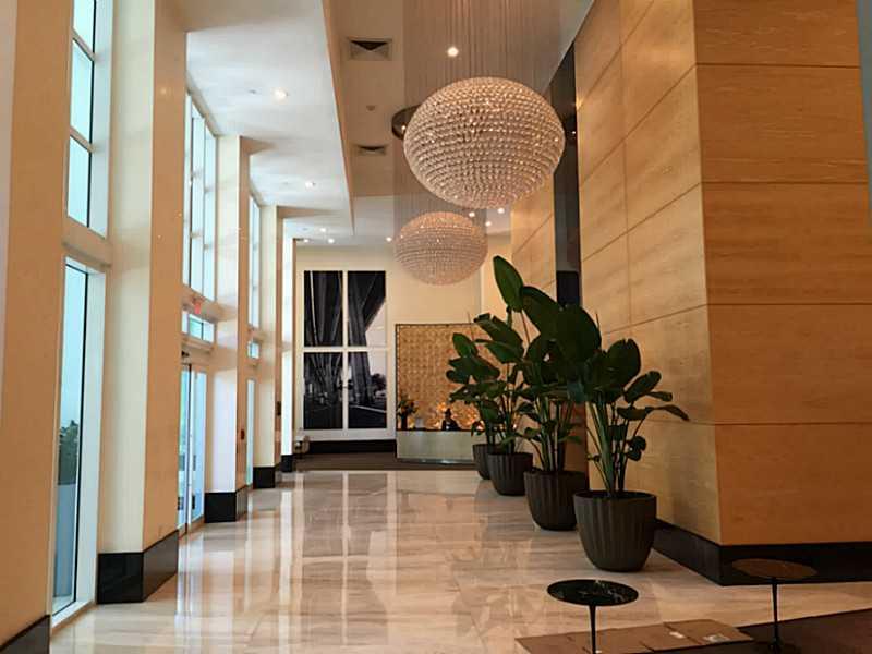 BEAUTIFUL 1 BED / 1 BATH WITH AN AMAZING BAY VIEW. VERY SPACIOUS UNIT (A MODEL). FANTASTIC AMENITIES; FULLY EQUIPPED GYM, 2 HEATED POOLS, STEAM ROOM, THEATER ROOM, BUSINESS CENTER, PARTY ROOM, POOL TABLE, LOUNGE & MORE. BLOCKS AWAY FROM MARY BRICKELL VILL AGE (PERRICONES, ROSA MEXICANO, PF CHANGS, OCEANAIRE, DOLORES & LOLITA, BARS AND SHOPS). FEW MINUTES FROM DOWNTOWN, I-95, SOUTH BEACH AND BLOCKS FORM AAA.