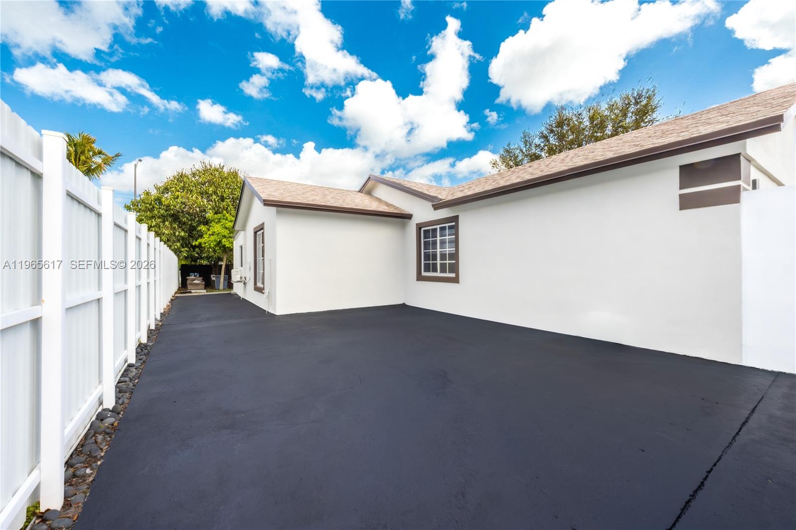 COUNTRY LAKE MANORS SEC 3 - Residential Lease
