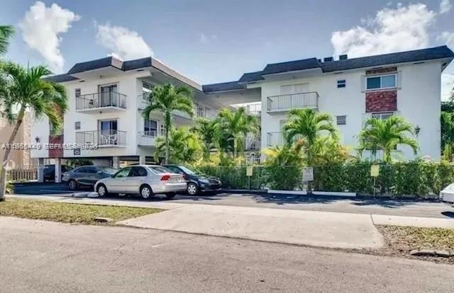 Well-maintained first-floor apartment designed for comfortable senior living. Features a brand-new kitchen, spacious closets, and a functional bathroom for easy daily use. Enjoy a beautifully kept common area with access to a refreshing pool, perfect for Florida’s sunny climate. Centrally located in a highly desirable Hollywood neighborhood, close to shopping, dining, and essential services.