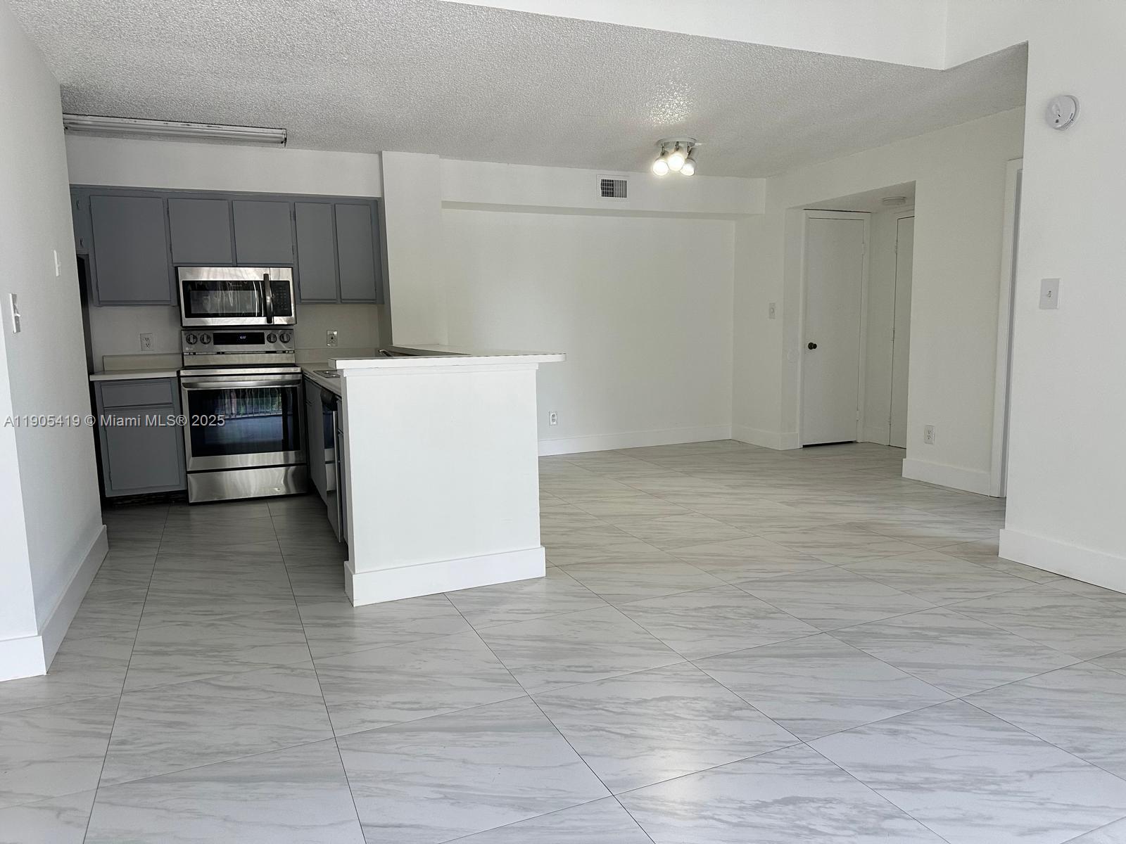 HOLLYWOOD PARC CONDOMINIU - Residential Lease