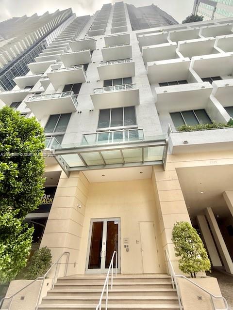 JUST REDUCED--LOWEST PRICED "1" Bedroom UNIT IN THE BUILDING --Spacious and bright 1 bedroom/1 bath corner unit in the heart of the Brickell Financial District.  

Property features:  a spacious balcony--large walk in closet--resort style pool--exercise room--one parking space--concierge service--washer & dryer inside the unit--walking distance to Mary Brickell Village--City Center--Metro Rail Station with plenty of restaurants in the area to choose from. The bedroom has carpet, the rest of the unit is tiled.  Seller will pay the pending special assessment at Closing.