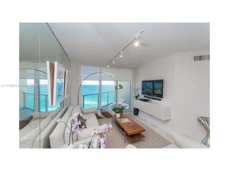 La Perla Condo - Residential