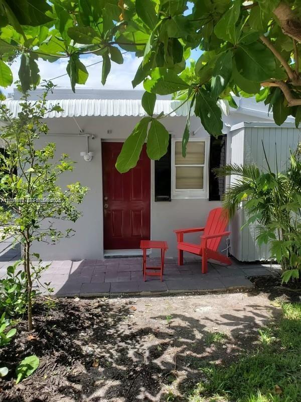 1/1 Lovely upgraded COTTAGE (small private house) with new Italian style kitchen, stainless steel appliances, top of the line finishes, new bathroom with bathtub and new A/C splits units... very private COTTAGE build in a 5,000 sqft lot all fenced with Plenty of parking and space. House is available immediately for a single person or a couple with 1 pet.Landlord request a full tenant application along with credit score and credit report, the last two paystubs, and background check.PERFECT FOR 1 PERSON OR A COUPLE. LOCATION!! DANIA BEACH/HOLLYWOOD CLOSED TO MAIN HIGHWAYS,BUS STATION , GROCERY STORES , SHOPS AND MORE..