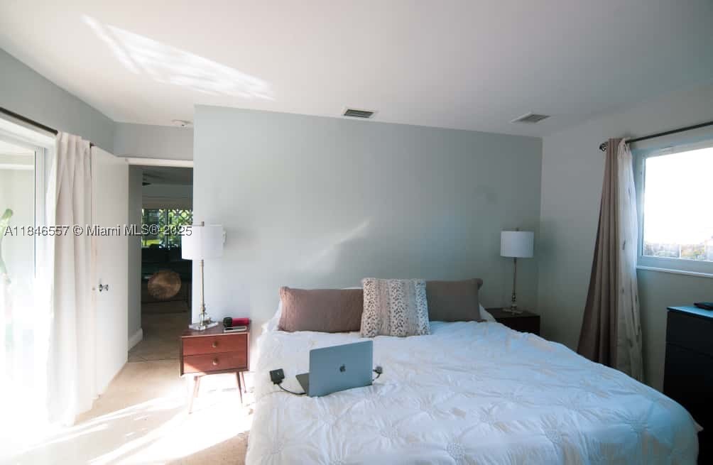 HOLLYWOOD HILLS - Residential