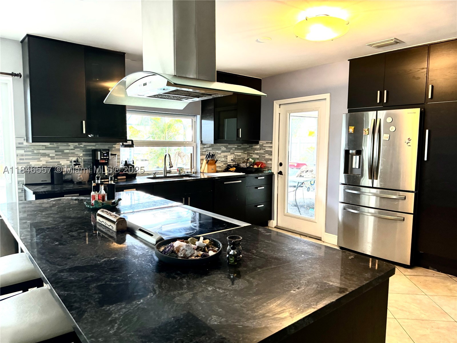 HOLLYWOOD HILLS - Residential