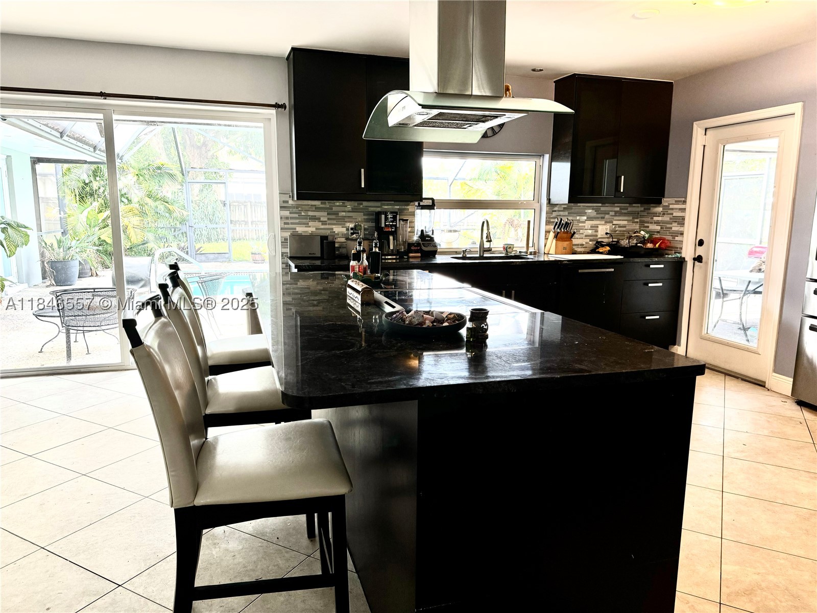HOLLYWOOD HILLS - Residential