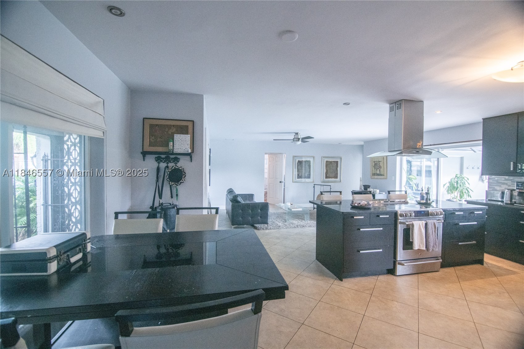 HOLLYWOOD HILLS - Residential