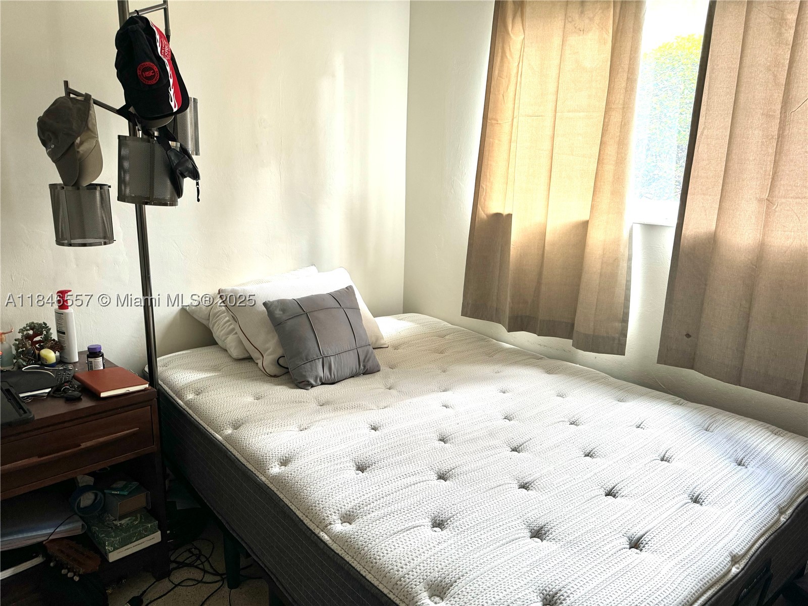 HOLLYWOOD HILLS - Residential