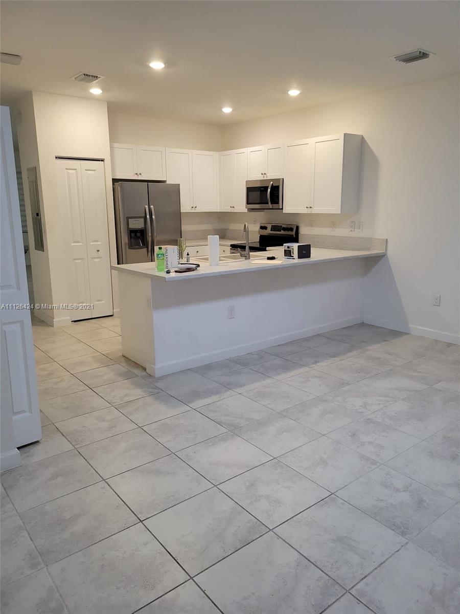 COCO PALM VILLAS - Residential Lease