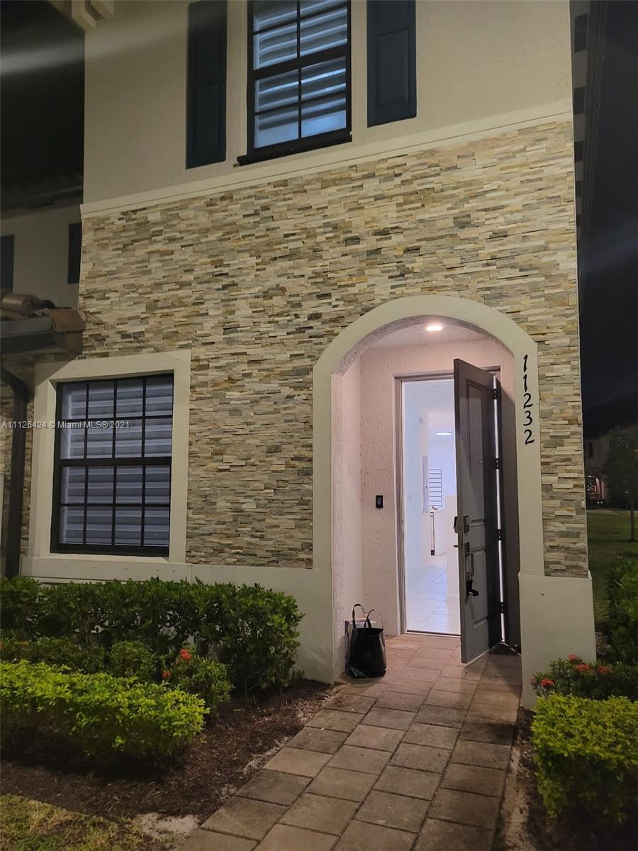 COCO PALM VILLAS - Residential Lease