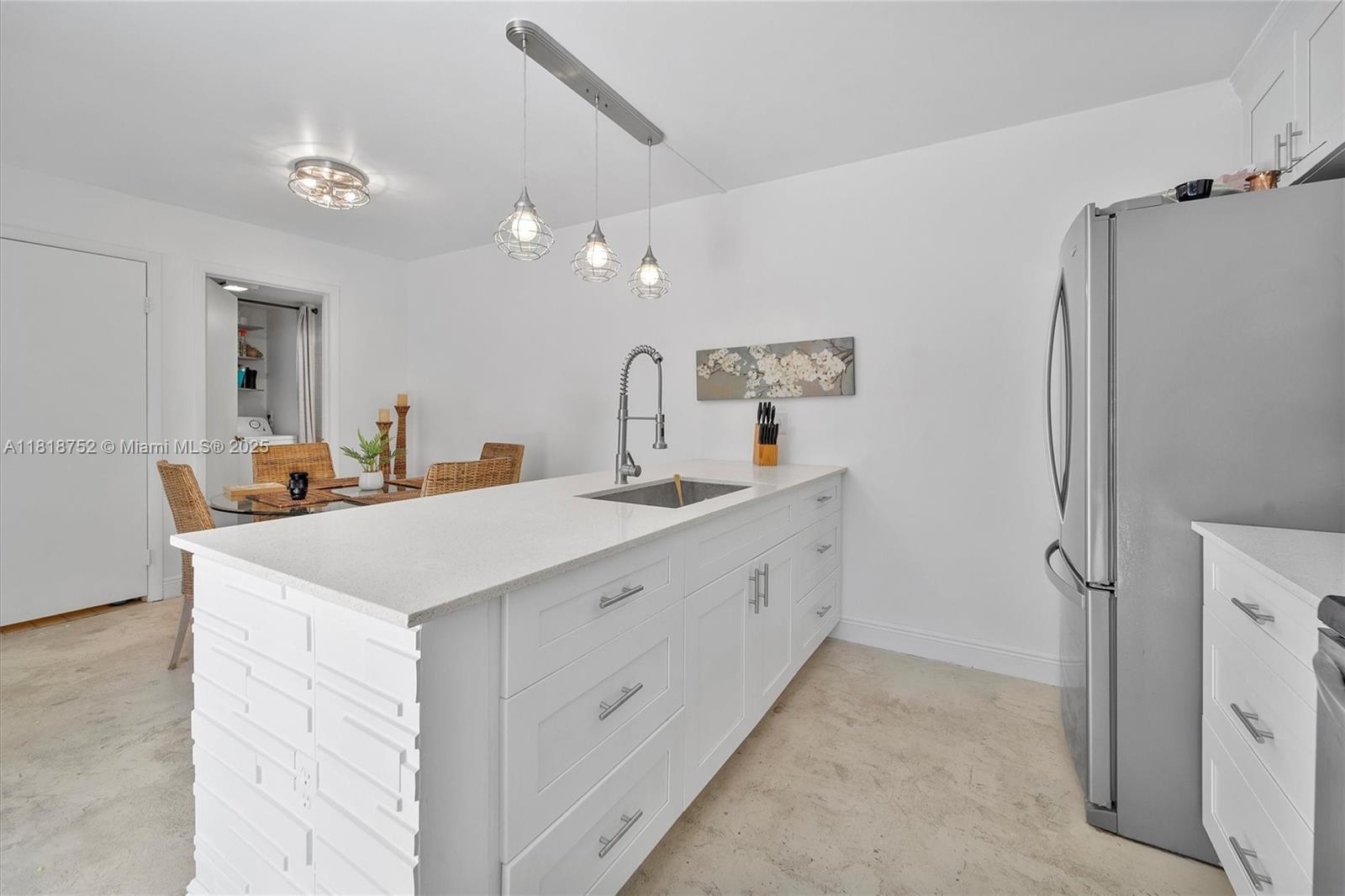 WATERSIDE LUXURY TOWNHOME - Residential