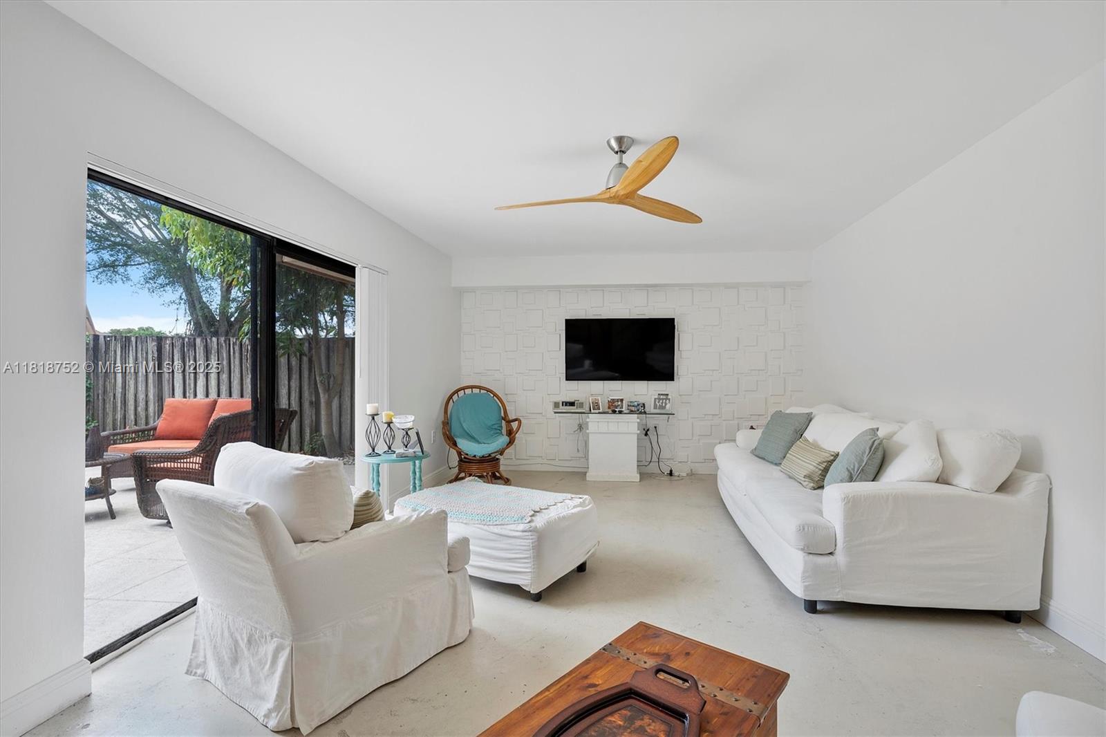 WATERSIDE LUXURY TOWNHOME - Residential